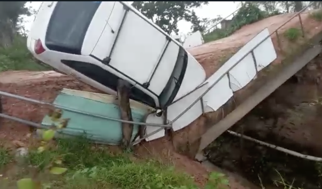 [Vídeo] Motorista arrisca travessia em ponte com estrutura comprometida e por pouco não cai em riacho