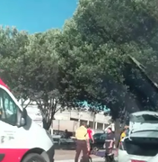 Colisão entre táxi e moto deixa um ferido na Durval de Góes Monteiro