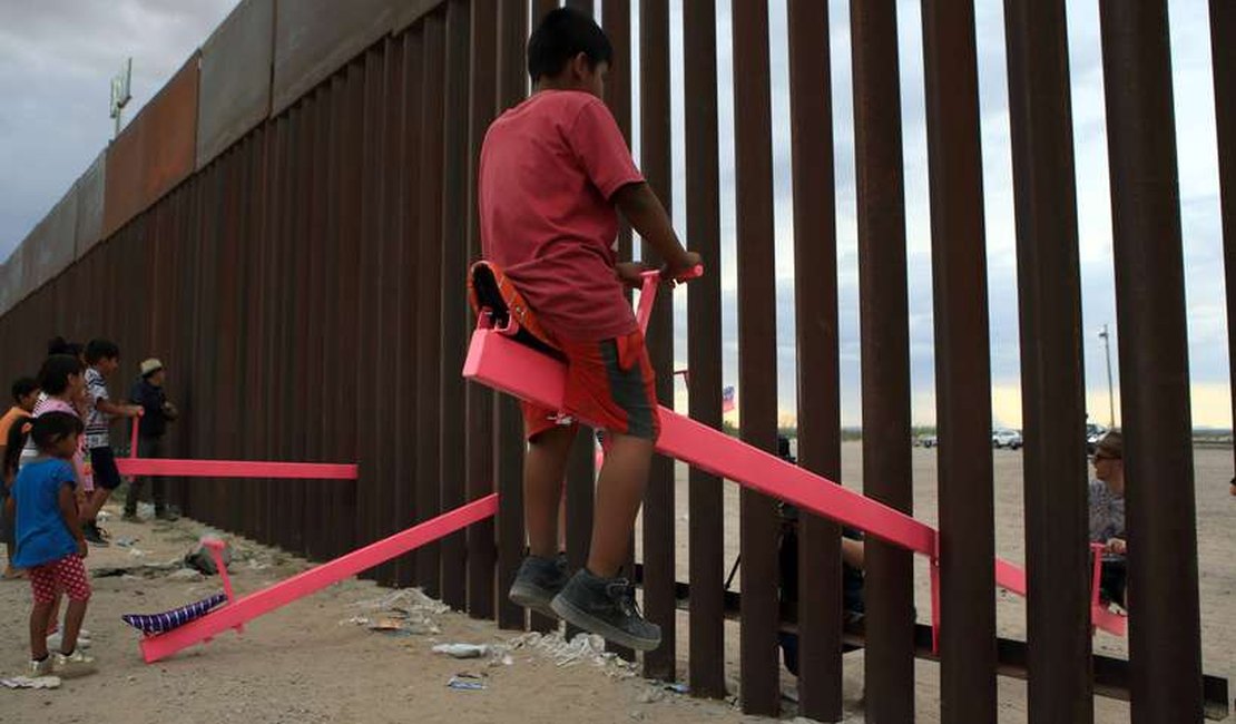 Arquiteto instala gangorra no muro entre EUA e México para unir os dois lados