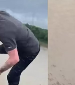 Homem se irrita com engarrafamento, pula em rio de crocodilos e é detido