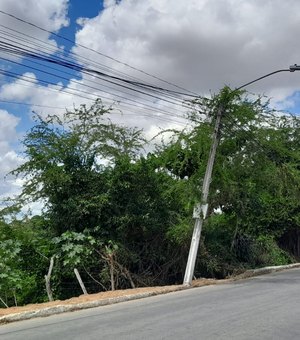 Poste inclinado em beira de rua assusta moradores e motoristas no bairro São Luiz I
