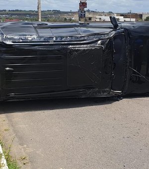 [Vídeo] Imprudência no trânsito provoca colisão e capotamento de veículo de luxo em Arapiraca