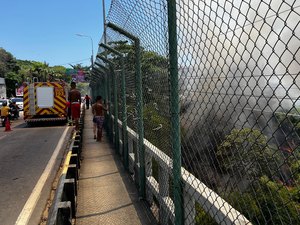 Fumaça de incêndio em vegetação bloqueia trânsito na Av. Afrânio Lages
