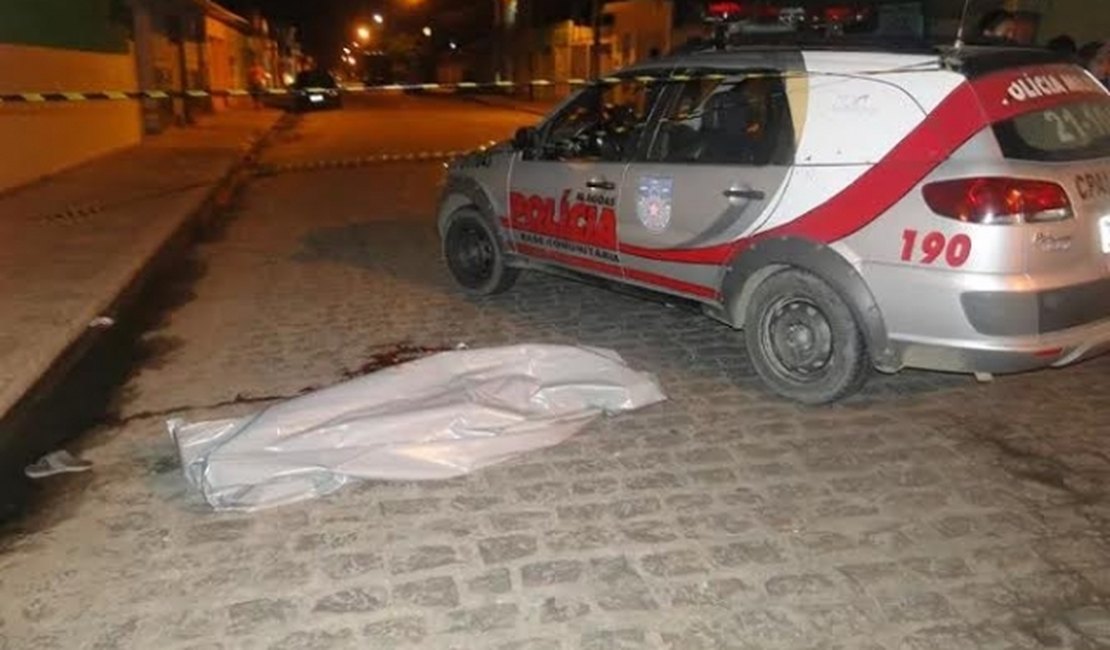 Ambulante é assassinado a tiros em plena noite de Natal em Arapiraca