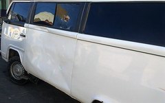 O condutor da moto bateu com a cabeça no vidro de uma das janelas do carro