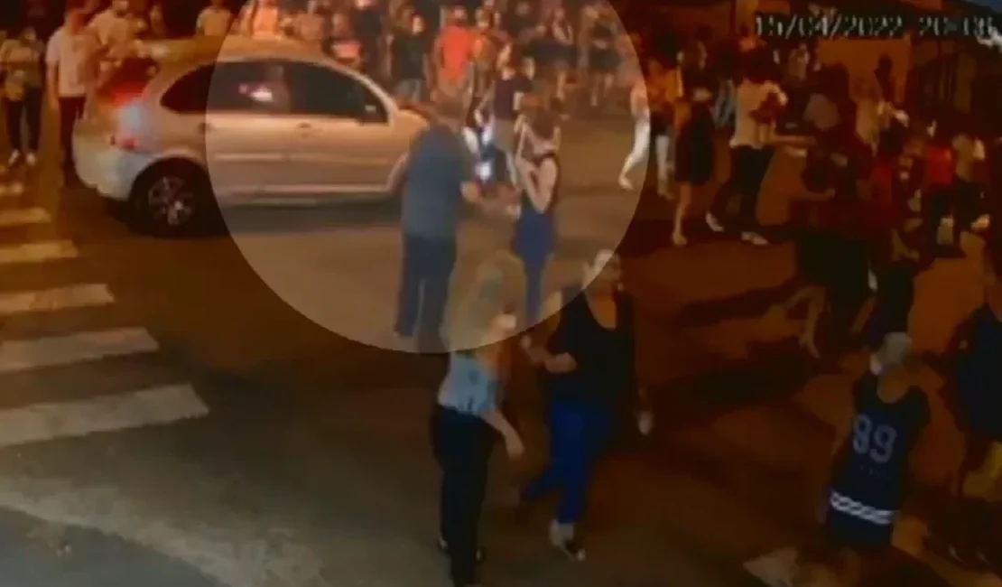 [Vídeo] Carro avança sobre fiéis que participavam de procissão e atropela mulher em Goiânia