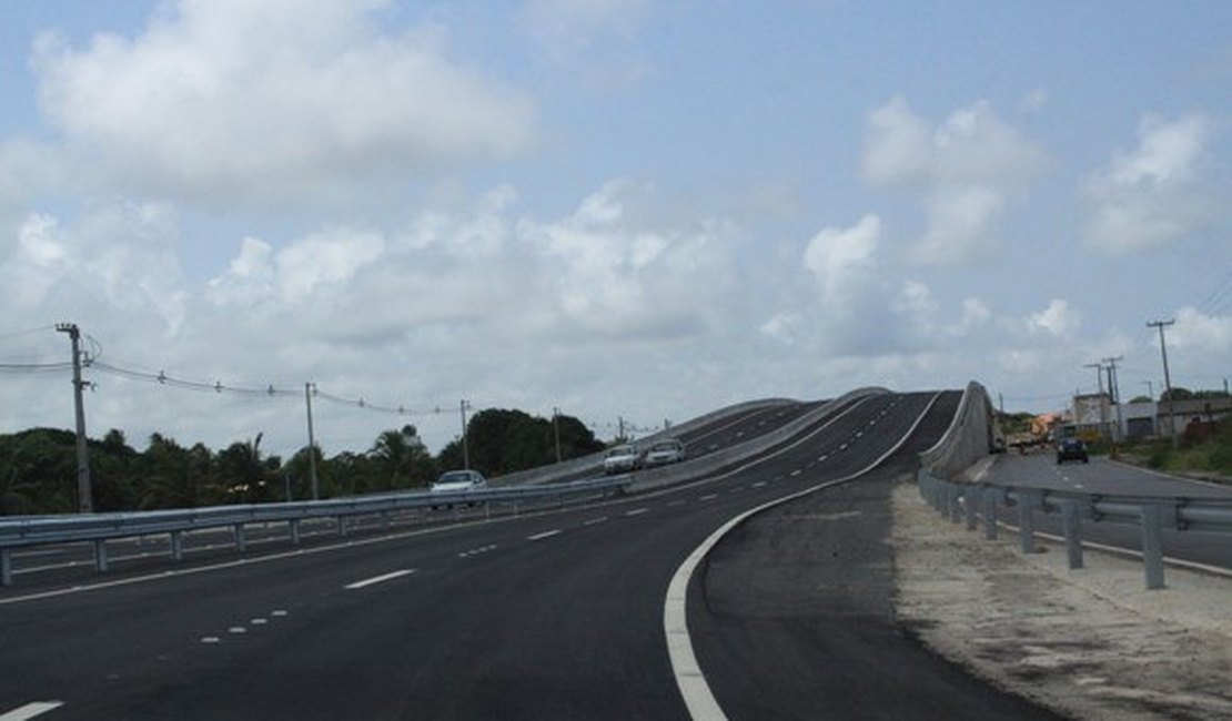 Governo de Alagoas entrega restauração de avenidas em Maceió
