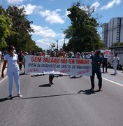 Trabalhadores do Hospital Veredas fazem protesto na Av. Fernandes Lima
