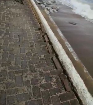 Calçadão da orla de Maceió cede com impacto da maré forte