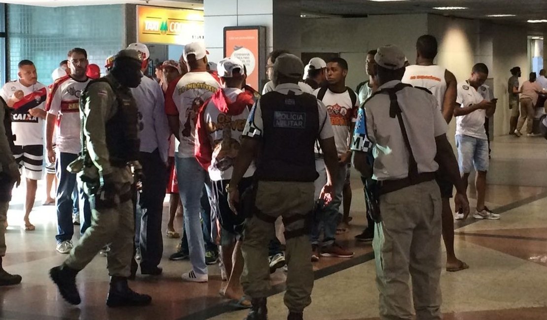 Pressão: Torcedores do Vitória fazem protesto no aeroporto de Salvador. 