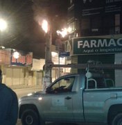 Poste de energia elétrica pega fogo no Centro de Arapiraca