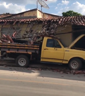 Caminhão desgovernado atinge residência em Santana do Ipanema