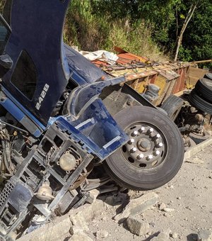 Caminhão com tijolos tomba e deixa feridos na BR-104, em São José da Laje