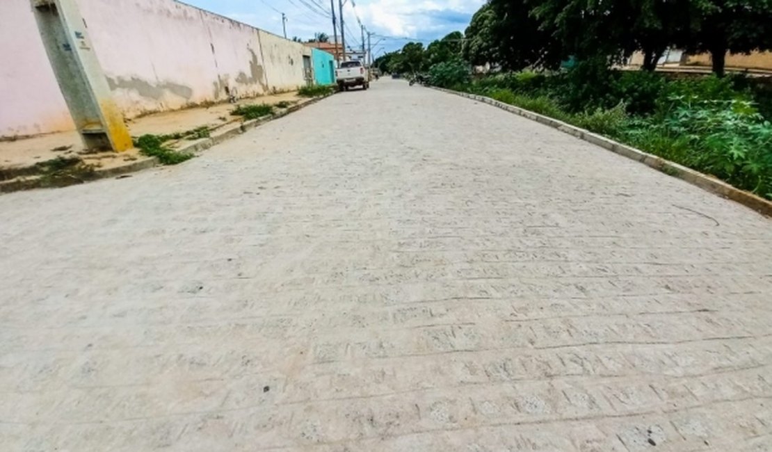 Pavimentação de ruas no bairro Juca Sampaio entra na fase final dos serviços