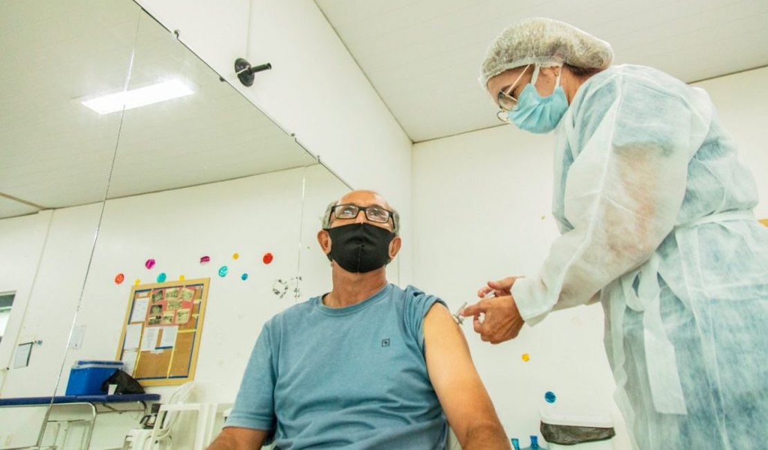 Arapiraca vacina contra a Covid-19 população com 55 e 56 anos