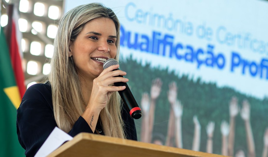 Prefeita Ceci Rocha anuncia aumento salarial em 12% para professores de Atalaia