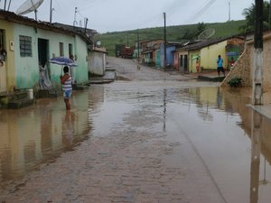 Após fortes chuvas, rio Jacuípe transborda, invade casas e deixa população em alerta 