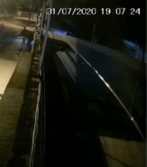 [Vídeo] Câmeras de segurança flagram assalto em Arapiraca