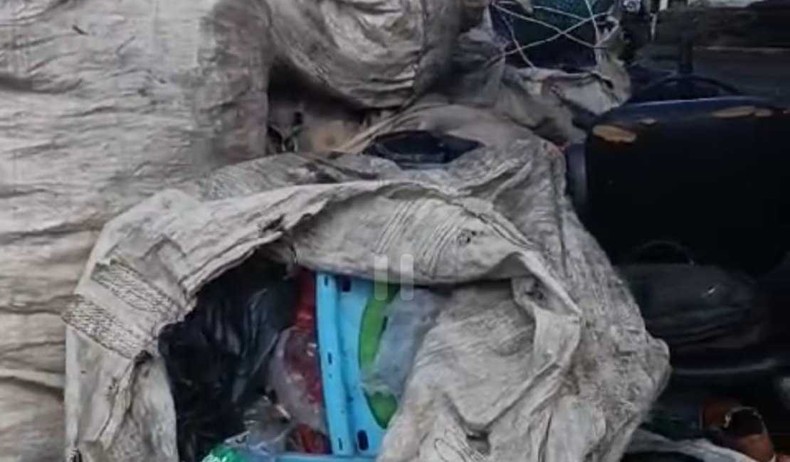 Morador do bairro Jacintinho causa transtorno com acumulação de lixo nas ruas