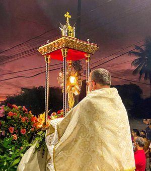 Procissão de Corpus Christi atrai centenas de fiéis e mantém tradição católica em Penedo