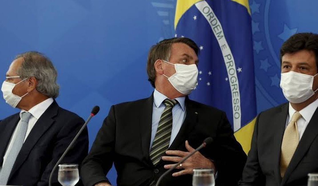 De máscara, Bolsonaro anuncia mais um ministro infectado pelo coronavírus