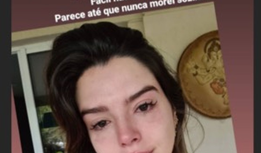 Giovanna Lancellotti chora ao se despedir da família: 'Fácil não tá'