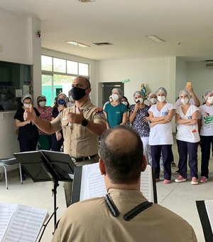 Banda de Música da PM homenageia enfermeiros do HE do Agreste