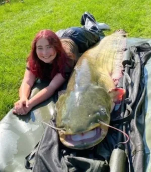 Adolescente de 15 anos fisga peixe de quase 44kg, maior que ela