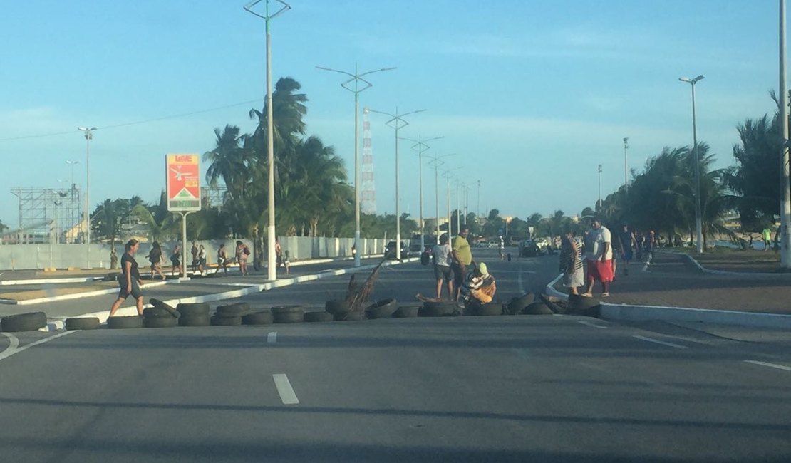 Ambulantes fecham avenida em protesto ao cadastro para vendas no Maceió Verão