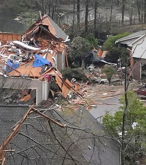 Tornados deixam ao menos cinco mortos e danos nos EUA