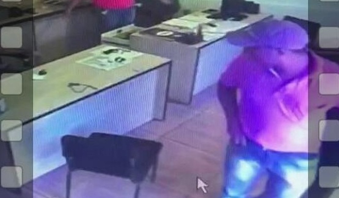 [Vídeo] Assaltante invade estabelecimento comercial e rouba celulares e dinheiro