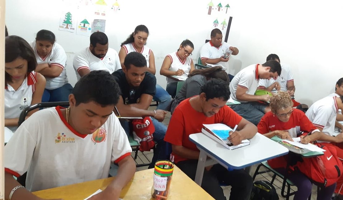 Alunos com deficiência se formam com cerimônia de celebração na Pestalozzi de Maceió