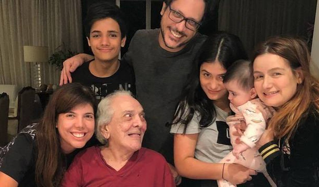 Lucio Mauro reaparece em foto com família em aniversário de 92 anos