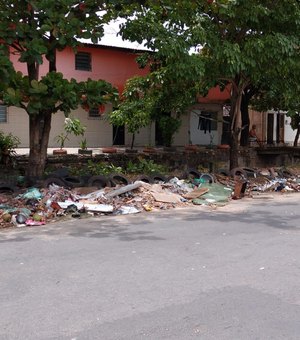 Moradores realizam descarte irregular de lixo em rua no Prado