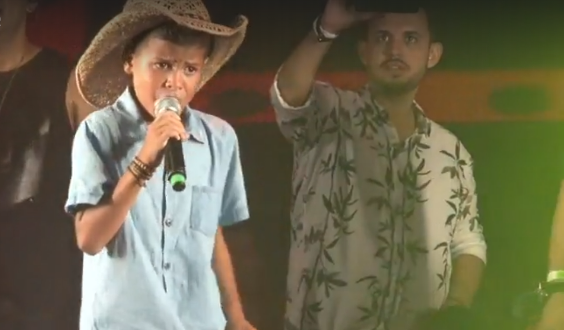 Mano Walter chama Winicios Vaqueiro para cantar durante seu show no Maceió Verão