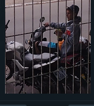 [Vídeo] Suspeito é flagrado furtando moto em frente a empresa de telemarketing, em Arapiraca