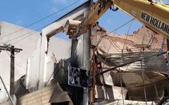 Demolição de lojas em Maceió