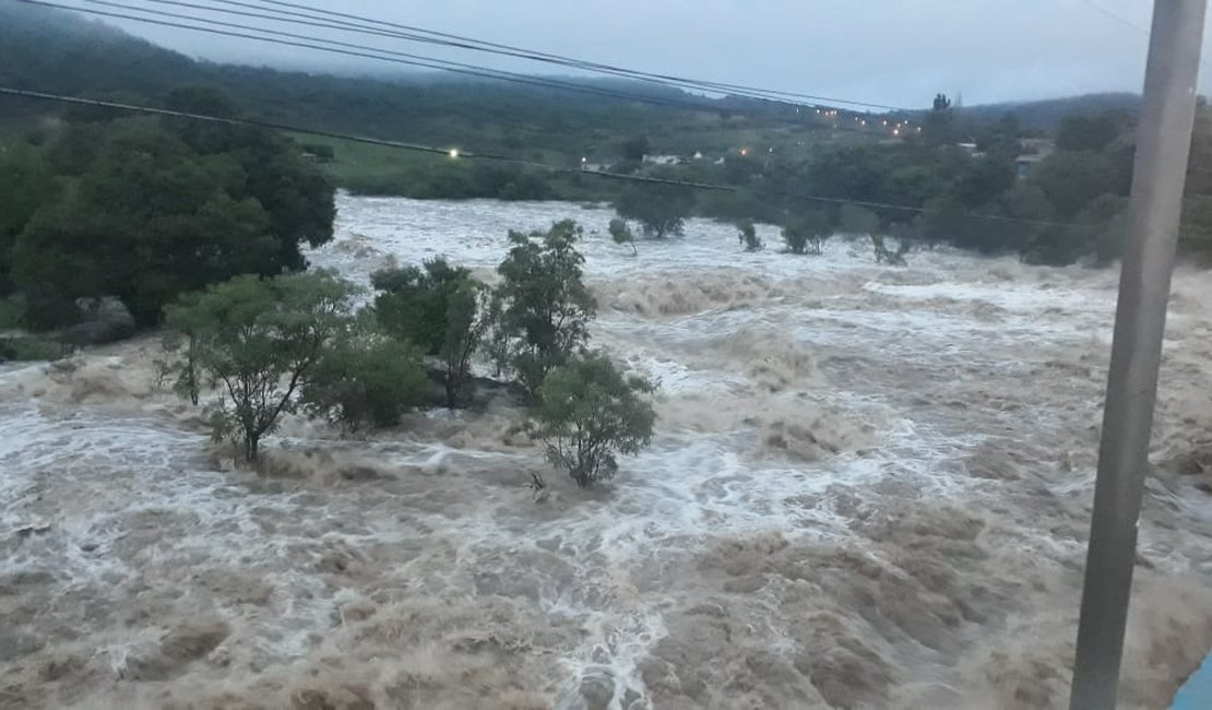 [Vídeo] Nível do rio sobe e famílias são resgatadas em Santana do Ipanema  