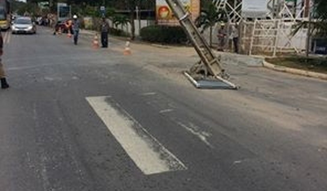 Caminhão derruba poste e complica o trânsito na AL-101 Norte, em Guaxuma