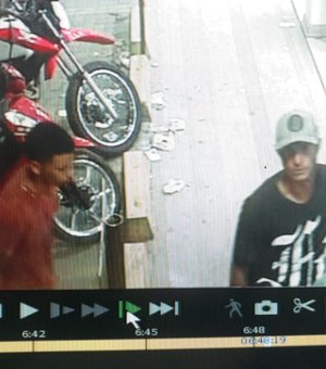 [Vídeo] Imagens dos suspeitos de furtar moto em supermercado de Arapiraca, são divulgadas