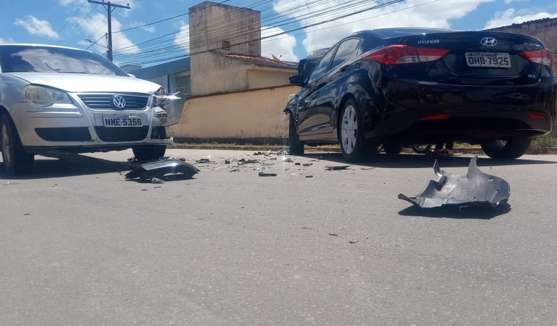 Veículos colidem no bairro Novo Horizonte, em Arapiraca