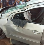 Carro capota em São Luís do Quitunde e um homem fica ferido