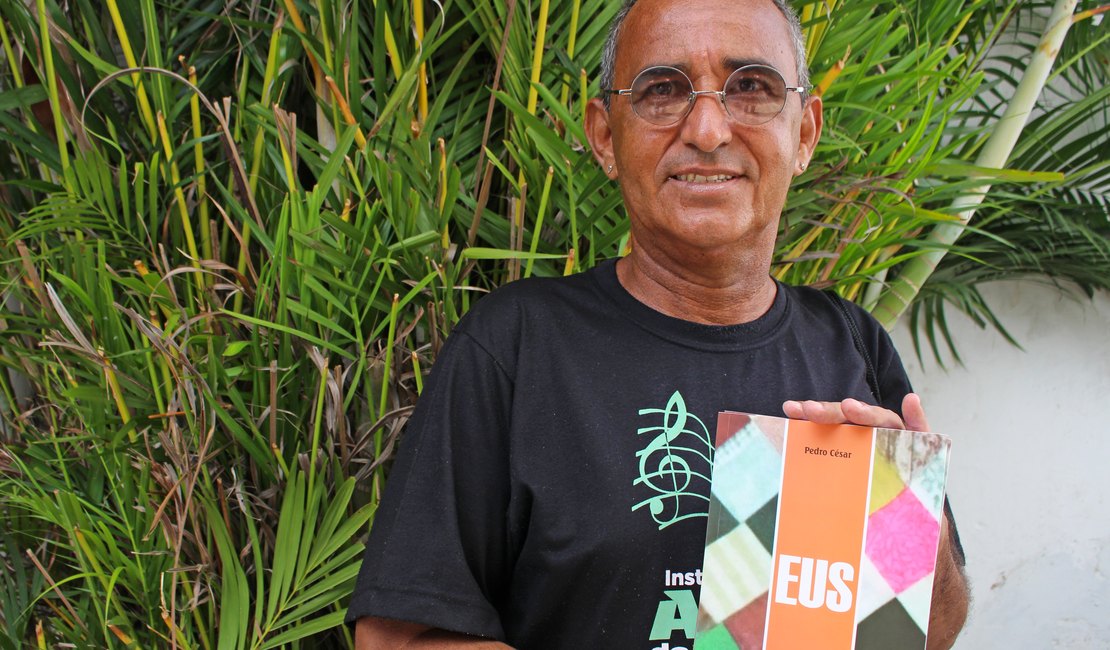 Alagoano lança mais um livro após vencer a dependência química