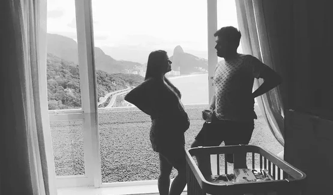 Marcelo Adnet compara barriga com a de namorada, que está grávida