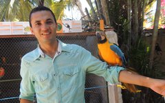 Jornalista Maurício Silva interage com ave