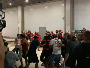 Flamengo desembarca no Rio sob protesto e confusão após eliminação na Libertadores