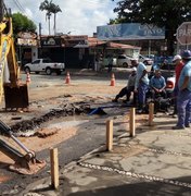 Vazamento de água faz asfalto ceder e preocupa moradores no bairro do Pinheiro 
