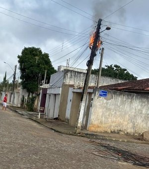 Fiação em poste fica em chamas e assusta moradores do bairro Santa Esmeralda em Arapiraca