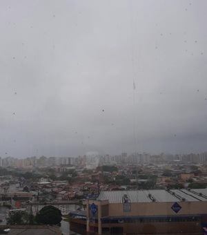 Semana começa com tempo chuvoso em Maceió