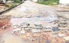 Duplo vazamento de água causa transtornos aos moradores de Arapiraca